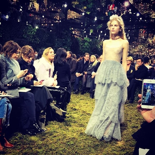 2. Кроме радости посещения модных показов, это мероприятие преподнесло ей еще один неожиданный подарок.