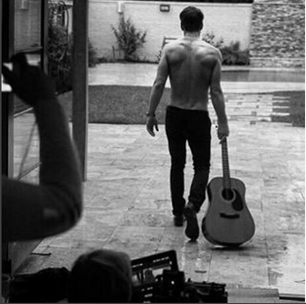 3. Но любимая вонзила ему нож в спину: она предала его.