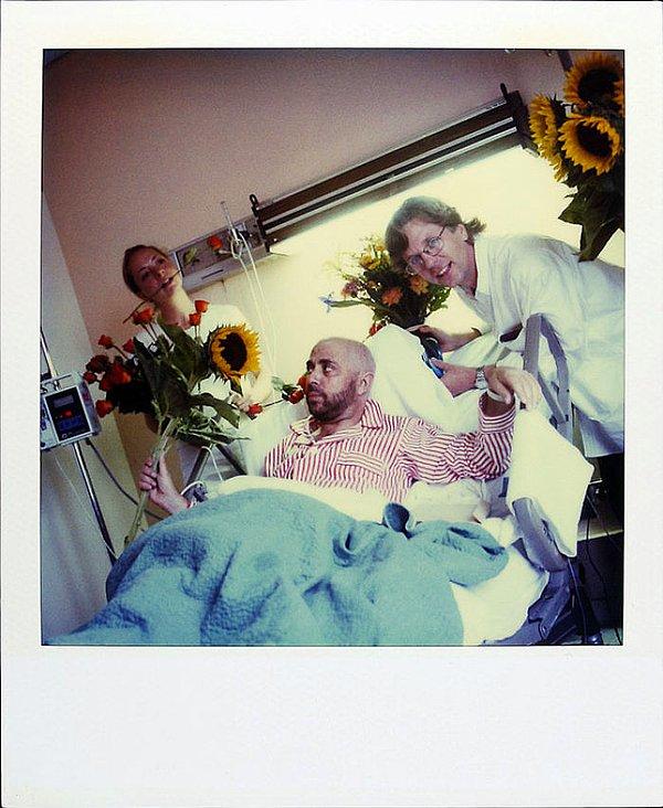 20 Ağustos 1997: Hastane odasında arkadaşlarından bir ziyaret.