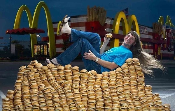 5. Рекорд по самому большому количеству съеденных гамбургеров принадлежит Дональду Горске. К тому моменту, как ему исполнилось 33 года, он съел 20,5 тысяч гамбургеров. Рекорд зафиксирован Книгой рекордов Гиннесса в 2005 году