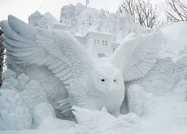 С 1974 года Японское правительство решило сделать фестиваль международным, и по сей день в Японию из разных стран слетаются настоящие мастера своего дела и сооружают снежные чудеса