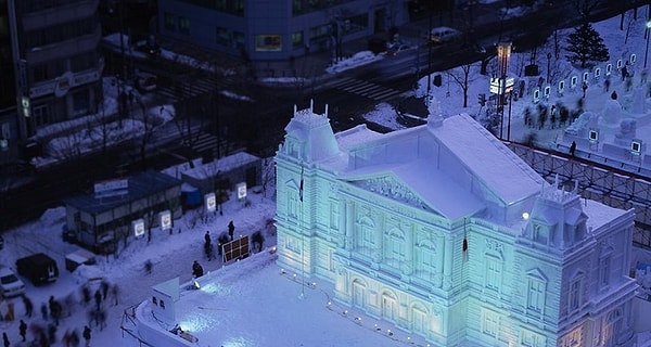 Более 25 команд ежегодно прилетают и бросают вызов друг другу в создании снежных скульптур. Они строят целые здания чуть ли не в реальный рост!