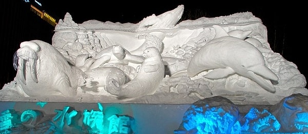 На фестивале можно найти самые разнообразные снежные шедевры, и с каждым годом фантазия команд только растет и развивается