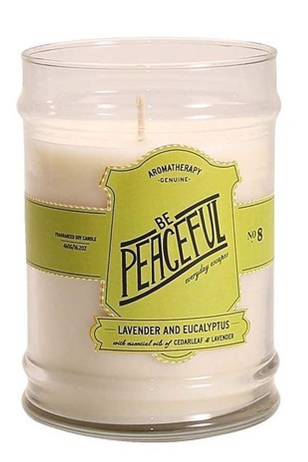 9. Зажгите ароматическую свечу с вашим любимым ароматом