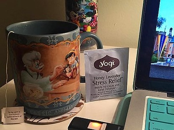 2. И заварите медовый чай с лавандой, чтобы успокоить свои тело и разум 😍