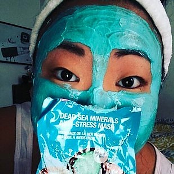 14. Нанесите на лицо успокаивающую маску с морскими минералами и запахом лаванды или бергамота