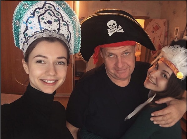 2. Дарья рассказывает, что жених даже попросил руки девушки у ее отца: