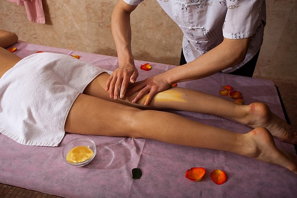 Массажные приёмы должны быть мягкими и ритмичными. Регулируйте силу давления, ориентируясь на реакцию партнёра.