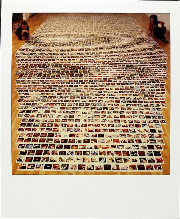 30 марта 1988г.: Джейми раскладывает фотографии на полу. На тот момент их уже несколько тысяч.