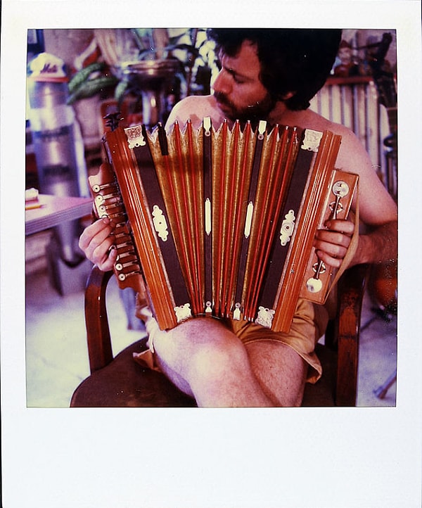 2 июля 1989г.: Среди прочих умений, Джейми отлично играл на аккордеоне.