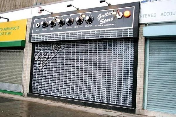 8. Dükkan tabelası ve kepengi bir gitar amfisi şeklinde tasarlanmış müzik dükkanı.