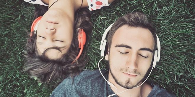 Yakaladığı Gibi Bir Daha Kolay Kolay Bırakmayarak İçinizi Yakacak 24 Türkçe Aşk Şarkısı