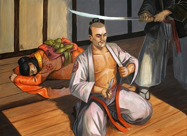 7. Bir diğer yöntemde ise, acıyı kısa kesmek için seppuku yapan samurayın en yakın arkadaşına, karnı kesme işlemini takiben arkadaşının kafasını kesmesi görevi verilir.
