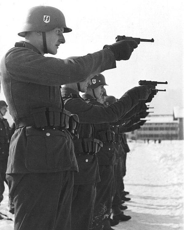 26. "Waffen-SS piyadelerinin tabanca talimi."