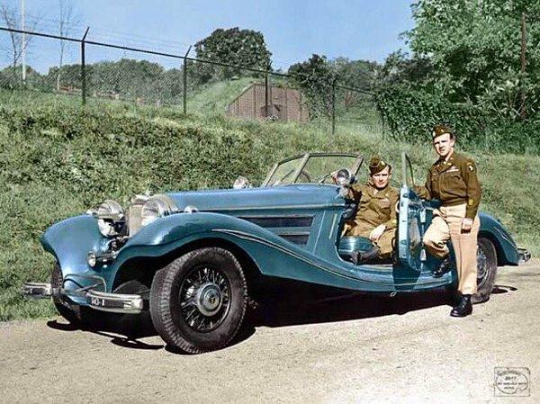 28. "Amerikan askerleri, Luftwaffe Başkomutanı Hermann Göring'e ait camları kurşun geçirmez Mercedes 540K otomobille poz veriyor - 1945."