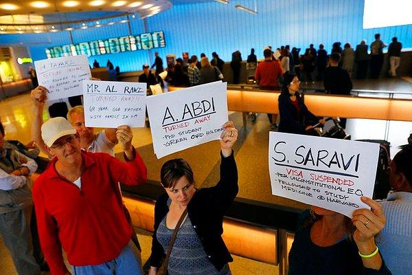 Irak, Yemen, Sudanlı pek çok yolcu geçerli ABD vizeleri olmalarına rağmen uçağa bindirilmedi ya da ABD'ye giriş yapmadan önce aktarma yaptıkları havaalanlarında alıkondu.