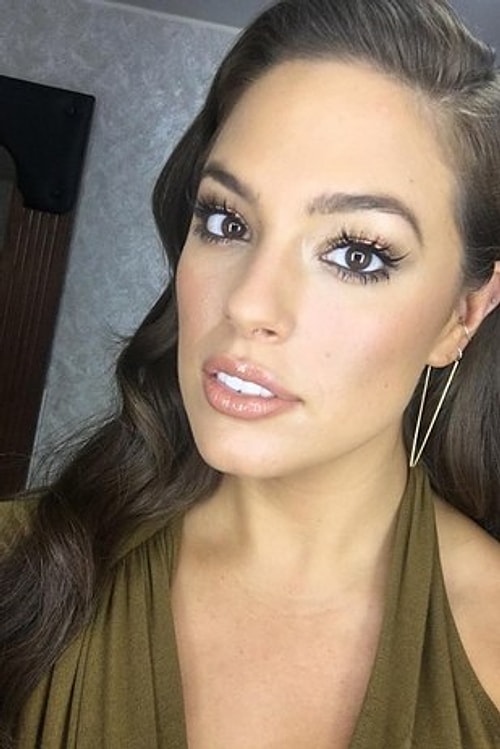 Ashley geçtiğimiz yıl Sports Illustrated dergisinin bikinili sayısına kapak olan ilk büyük beden manken ünvanını kazandı.