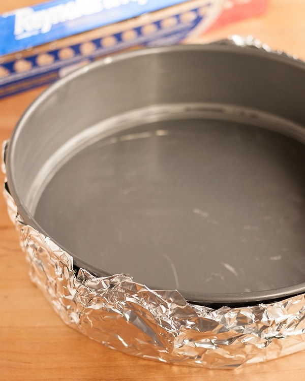 8. Оберните разъемную форму фольгой!