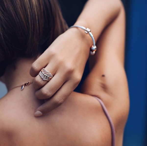 3. Милый листочек, который обнимает ее пальчик