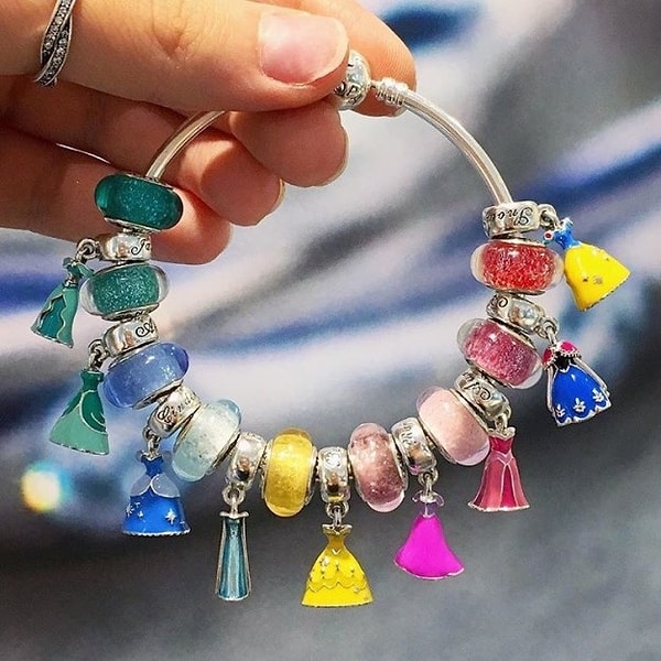 6. Она любит диснеевские мультики? Подари ей такой браслет с шармами