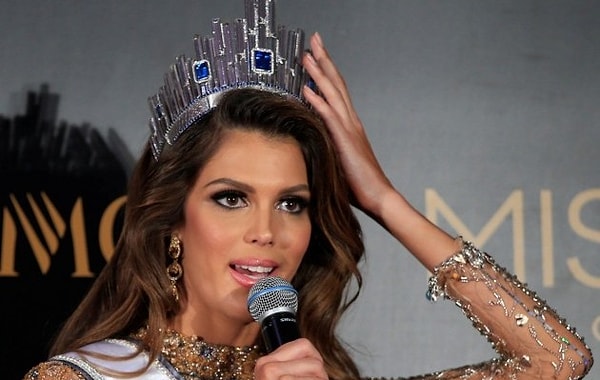 3. Француженке Ирис Миттенар 24 года. Девушка — будущий врач, она учится на стоматолога