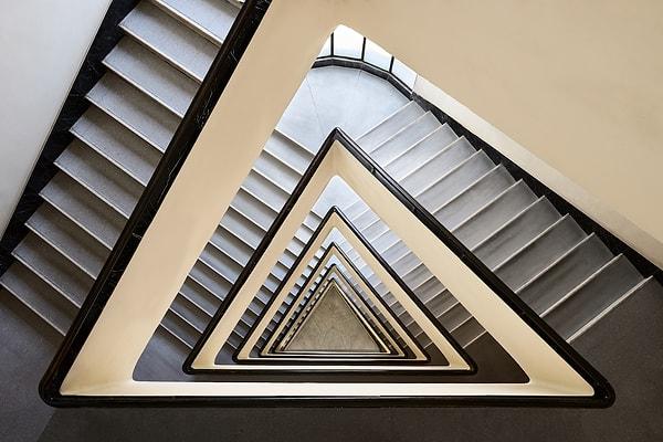 3. Aynı perspektiften benzer merdivenlerin fotoğraflandığı çalışmanın ortak unsuru elbette harika bir simetri ve geometri.