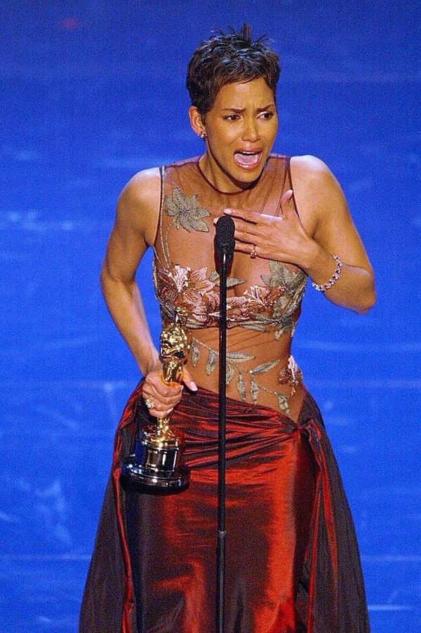 2. Halle Berry, 'En İyi Kadın Oyuncu' Oscar'ını kazanan ilk siyahi kadın oyuncu oldu.