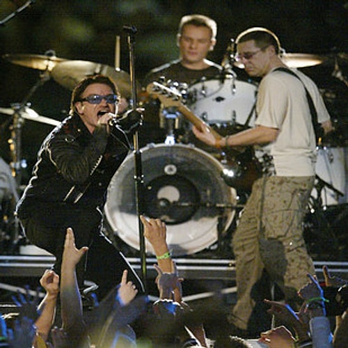 U2, 'Super Bowl' devre arasında konser verdi ve 11 Eylül'de hayatını kaybedenleri andı.
