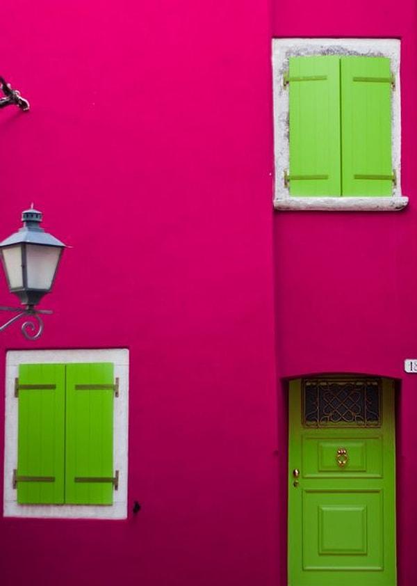 Rengarenk kapılar ve pervazlarla dolu bir kasaba