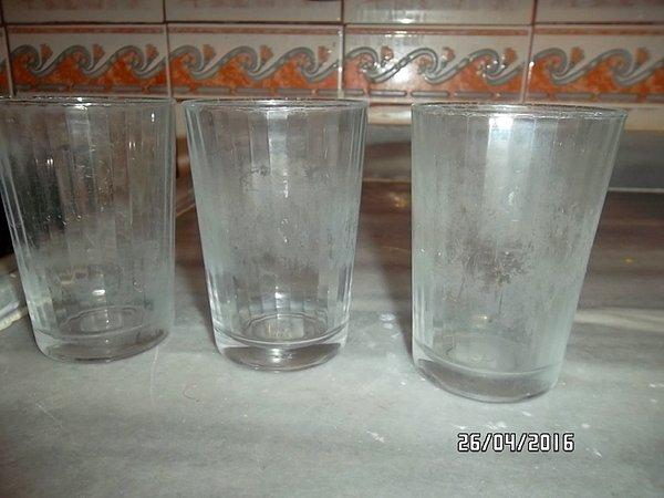 5. Her su içmek için mutfağa gittiğinizde başka bardak kirletin, o bardakları da lavabonun kenarına sıra sıra dizin.