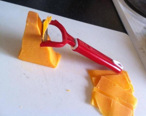 2. Peyniri küçük dilimler halinde kesmek