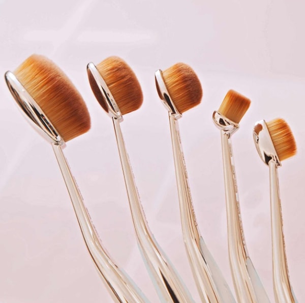 12. И, наконец-то, в этом году мы сможем избавиться от классического набора кистей для макияжа.