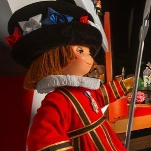 Disneyland'de bulunan 'It's a Small World' oyuncağındaki karakterler oyuncak kapalı olmasına rağmen canlanıyor.
