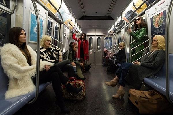 Metro treninin bu vagonunda sevdiğimiz kadınlar mevcut gördüğünüz gibi... Hepsi bir şeylerden çok sıkılmış gibi görünüyorlar ya da "cool" takılıyorlar. Şu an emin olamıyoruz.