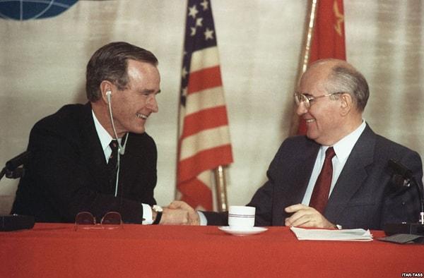 Daha sonra ise H. W. Bush ile silahlanmayı sınırlayan "START I" antlaşmasını imzaladı ve 1989 yılında Soğuk Savaş'ın sonunu müjdeledi.