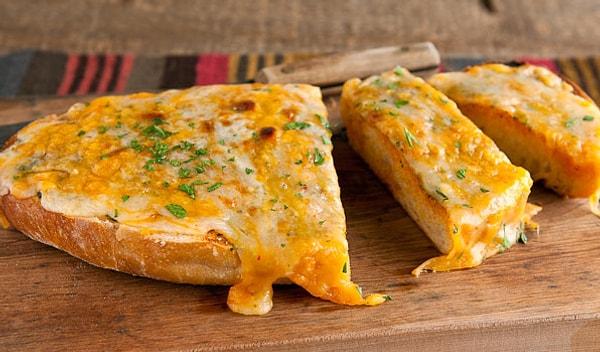 7. İşte bahsettiğimiz eriyen peynir bu tarifte mevcut!