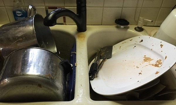 10. В те редкие моменты, когда вы готовите, вы горько жалеете об этом, ведь приходится мыть СТОЛЬКО посуды...