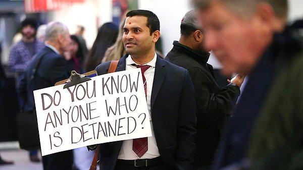 Avukat Ghanshyam Patel "Gözaltına alınmış birini tanıyor musunuz?" pankartıyla yardım sunmak istediğini anlatıyor.