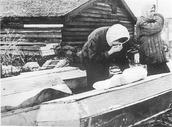 18. Похороны ребенка на Волковом кладбище в блокадном Ленинграде.