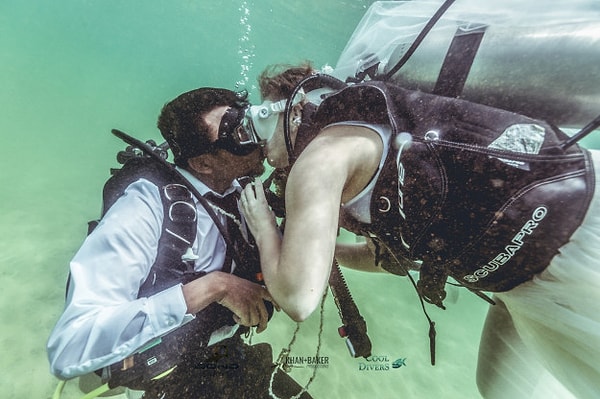 Невеста смогла поцеловать жениха, а жених невесту.