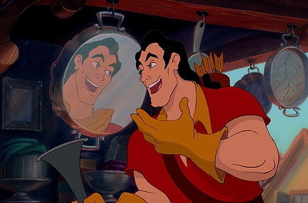 3. Потом нам показывают Люка Эванса в роли Гастона. Он смотрится в зеркало, проводя время за своим любимым занятием