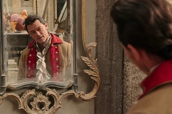 3. Потом нам показывают Люка Эванса в роли Гастона. Он смотрится в зеркало, проводя время за своим любимым занятием