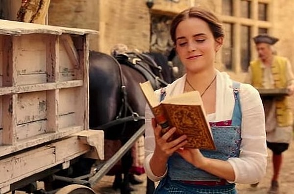 2. Белль идет по городу, читая на ходу