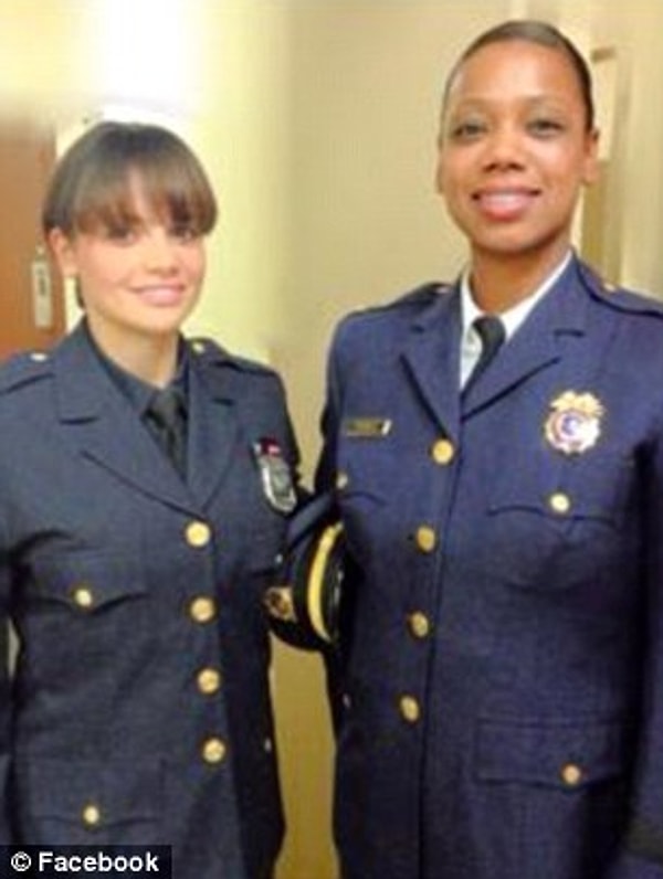 Местные жители наслышаны о застывшем на месте при виде Саманты преступнике, который активно угрожал другим полицейским.