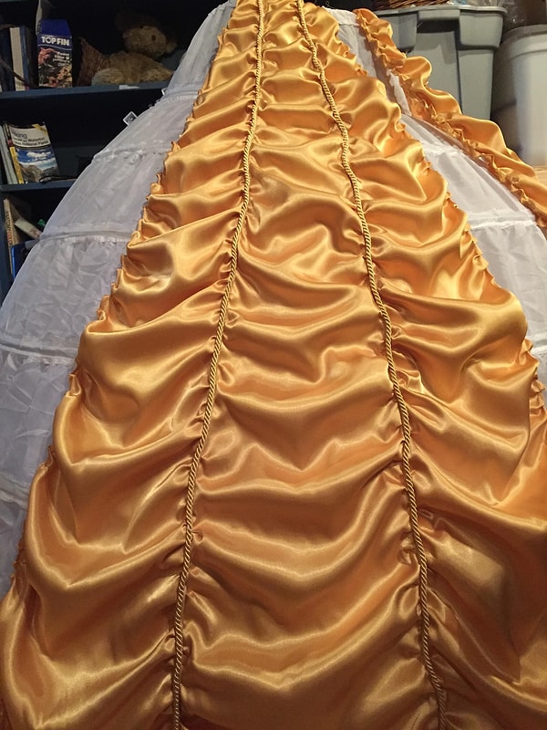 3. Он начал работать над платьем в октябре прошлого года, а закончил проект в январе