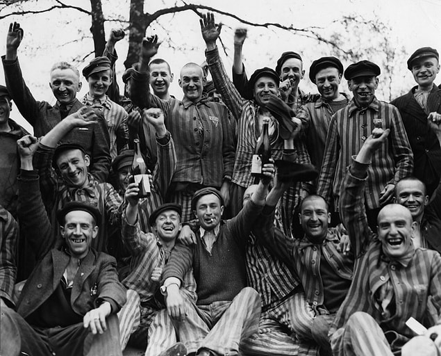 7. Auschwitz - Birkenau toplama kampı 1940 yılında kurulmuş; fakat 1942 ile 1945 yılları arasında en büyük toplu Yahudi katliamı yapılmıştır.