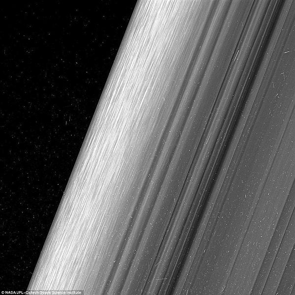 Fotoğrafta yakından inceleyebileceğiniz halka, Satürn'ün dış, yani B halkası.