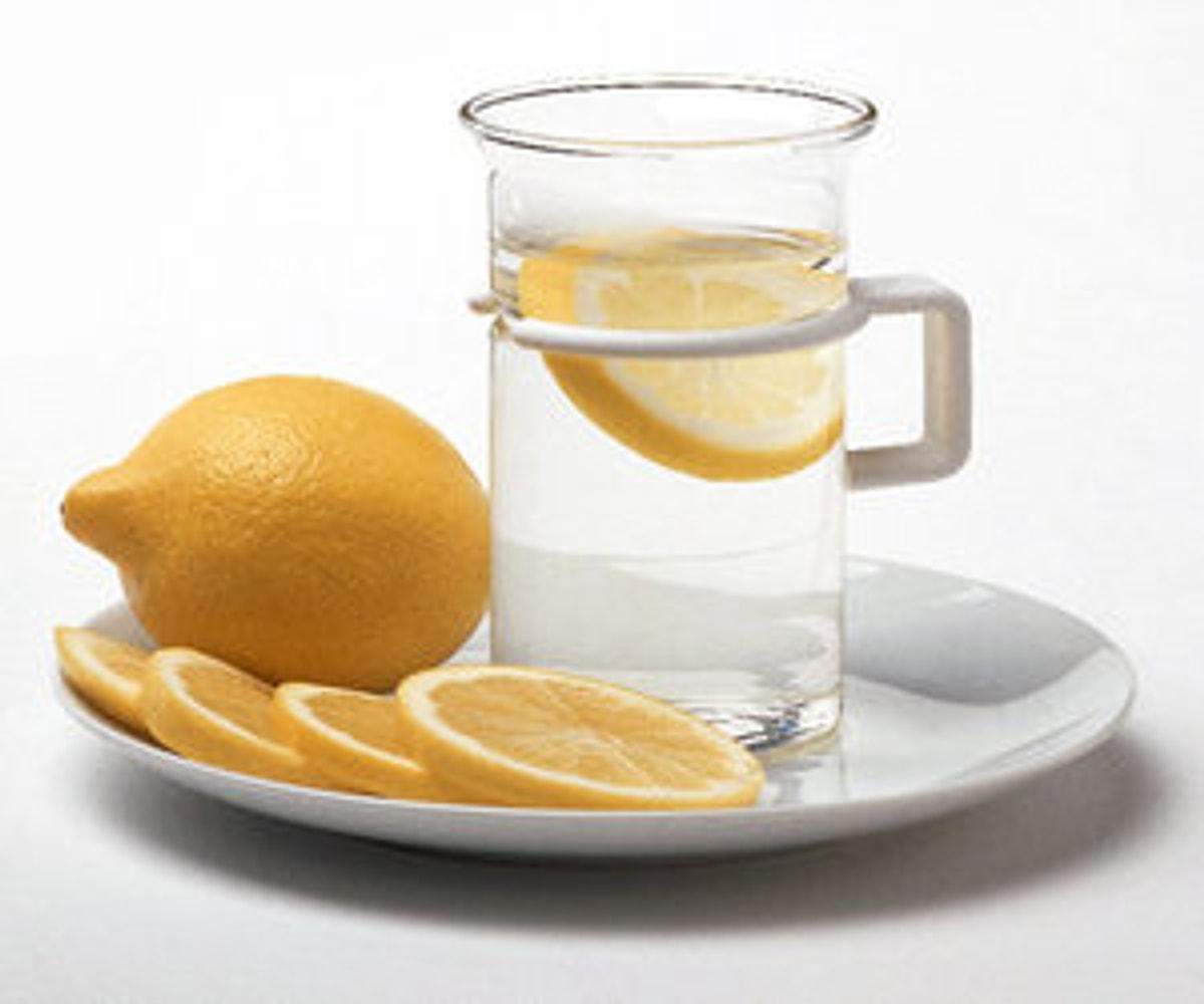 Лимон натощак польза и вред. Лимонная вода. Горячая вода с лимоном. Вода с лимоном. Стакан с лимоном.