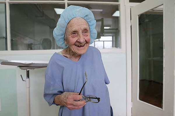 13. "У меня нет никаких секретов долгожития. Я просто ем все, что захочу, много смеюсь и много плачу"