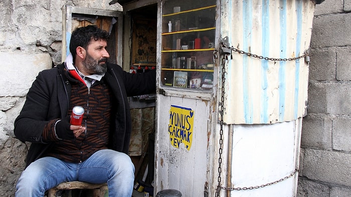 17 Yıldır Bir Metrekarelik Kulübede Çakmak Tamir Ediyor: 'Önemli Olan Az Şeylerle Büyük Mutluluğu Yaşamak'